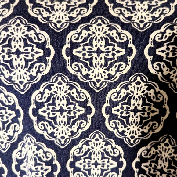 100% Cotton Navy Blue & Ivory Geo Pattern Short Sleeve Top - Picture 7 of 8